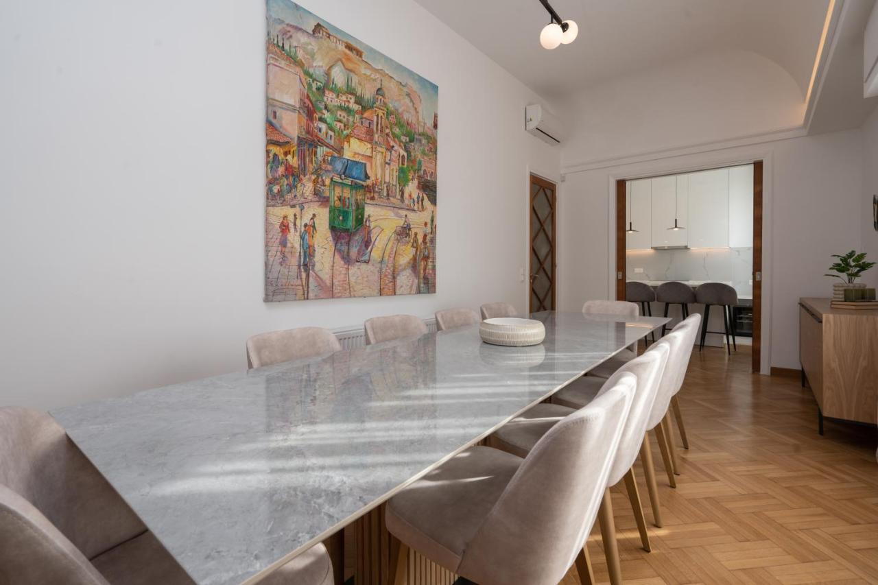 Upscale Luxury Penthouse Apartment *